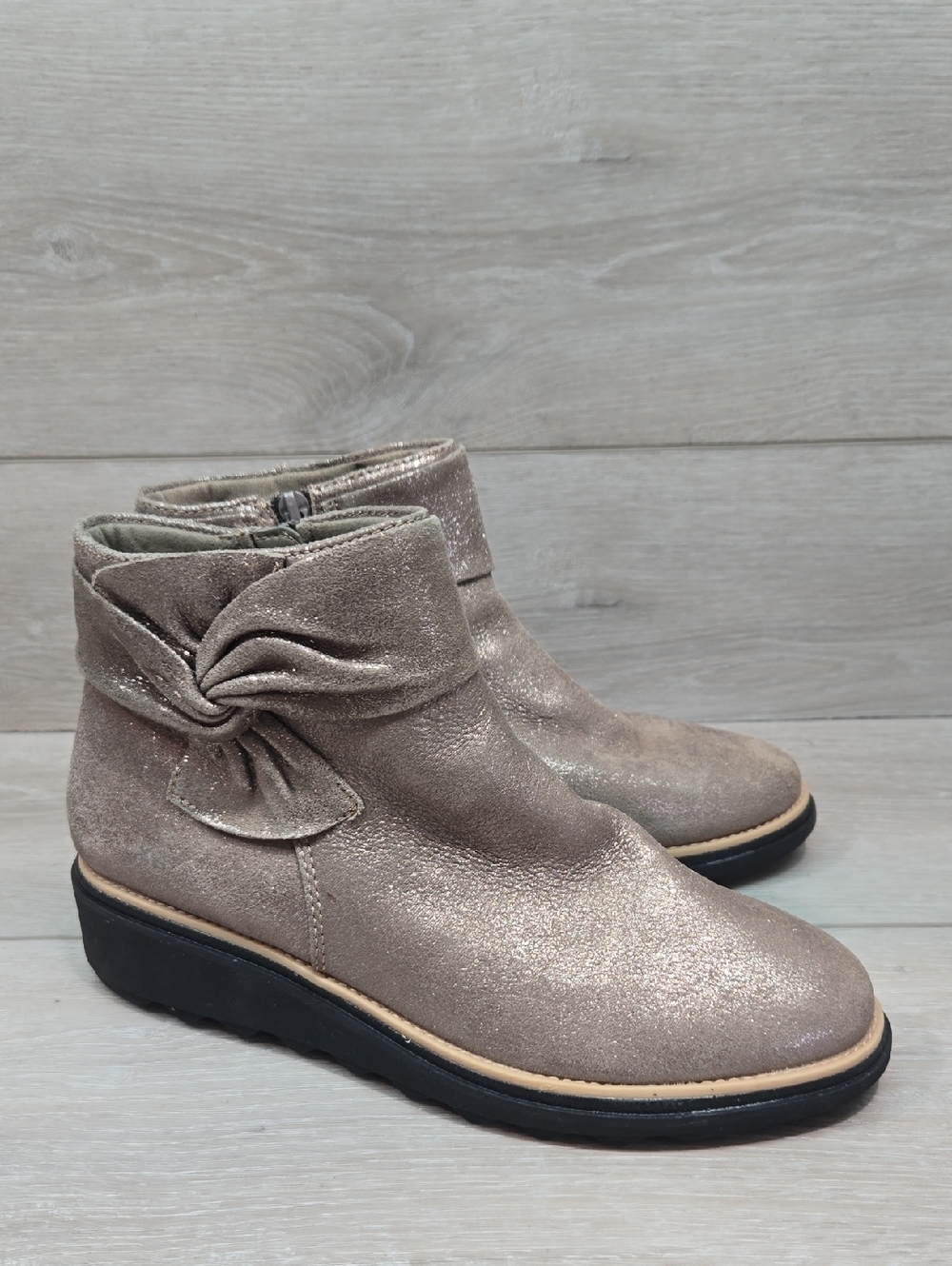 Clarks Women’s Collection Metallic Taupe Ankle Boots Shoes Sz 7M